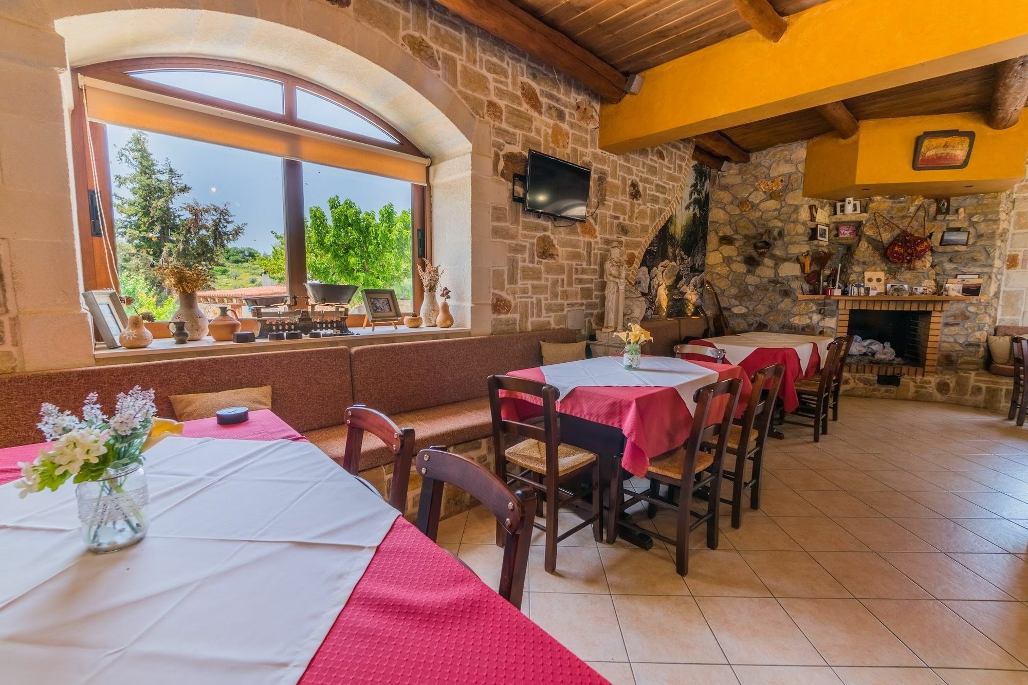 Aravanes Thronos Exterior photo